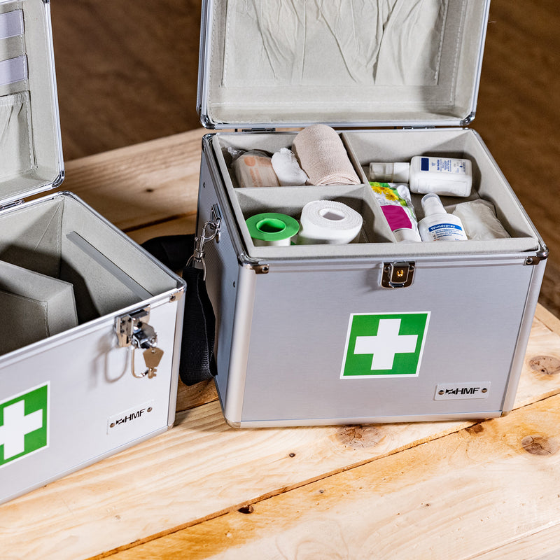 Medizinkoffer oder Erste Hilfe Koffer aus Aluminium von HMF mit den Maßen 30 x 25 x 25 cm in Silber