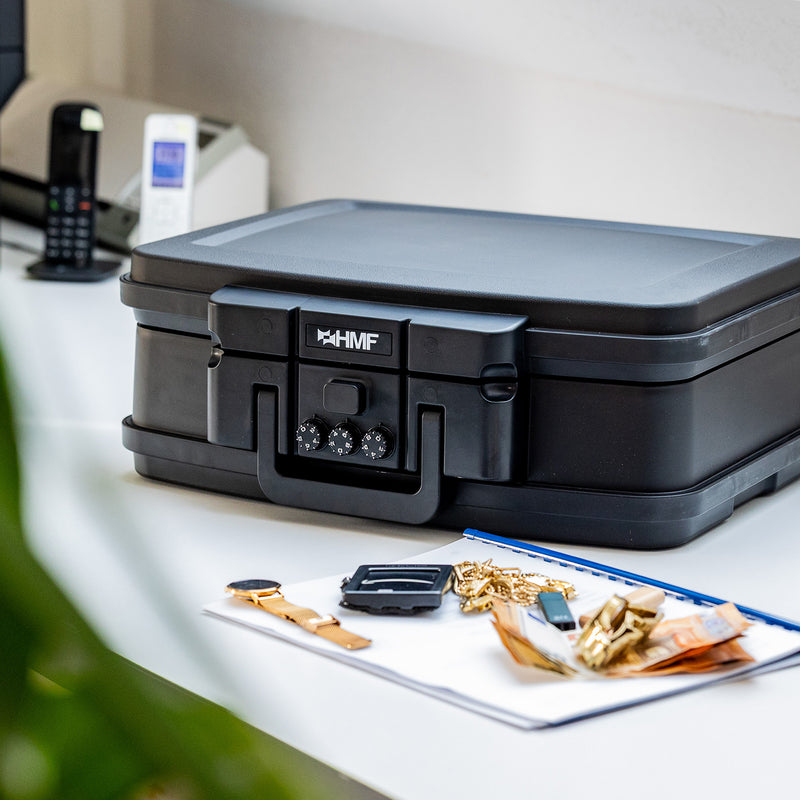 Feuerfeste und wasserdichte Dokumentenbox mit Zahlenschloss von HMF im DIN A4 in Schwarz