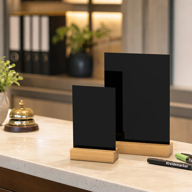 Kreidetafel mit Holzfuß als Tischaufsteller von HMF in DIN A6 Hochformat in Schwarz