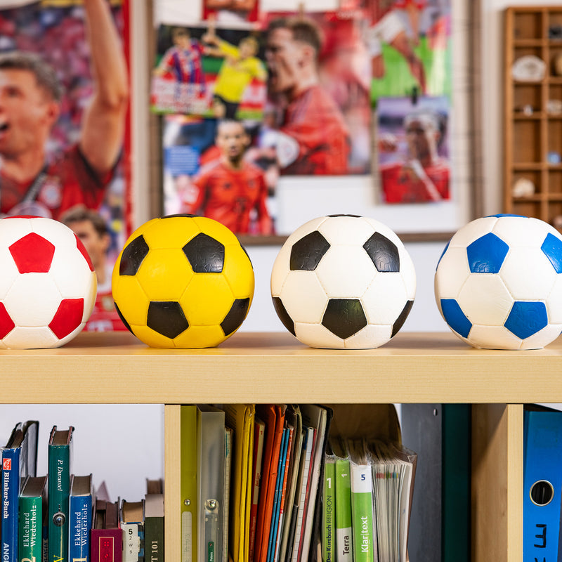 Spardose im Fußball-Look von HMF mit 15 cm Durchmesser in Rot