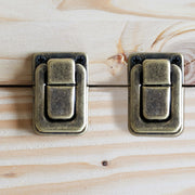 Spannverschluss aus Metall für Vintage Koffer im 2er Set von HMF mit den Maßen 25 x 38 mm in Bronze