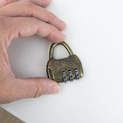 3-stelliges Deko Vorhängeschloss von HMF in Gold in einer Hand